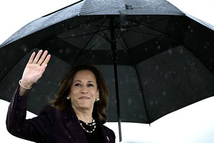 La vicepresidenta de EEUU Kamala Harris sube a bordo del Air Force Two (el avión oficial vicepresidencial) tras salir del aeropuerto Ellington de Houston, el jueves 25 de julio de 2024. (Brendan Smialowski/AP)