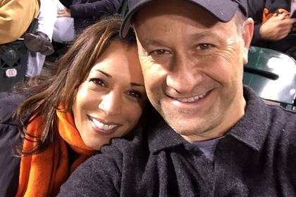 La vicepresidenta de Estados Unidos, Kamala Harris, junto a su marido, Doug Emhoff