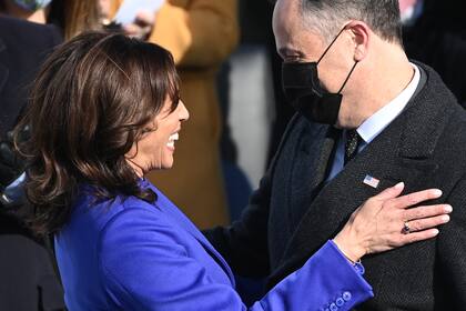 La vicepresidenta de Estados Unidos, Kamala Harris, junto a su marido, Doug Emhoff, en el día de su jura al cargo