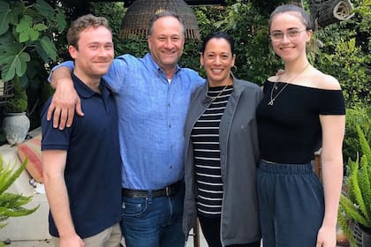 La vicepresidenta de Estados Unidos, Kamala Harris, junto a su marido, Doug Emhoff, y los dos hijos de él