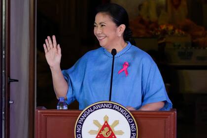 La vicepresidenta de Filipinas, Leni Robredo, saluda durante el anuncio de su candidatura a la presidencia del país, en la ciudad de Quezon, en la región metropolitana de Manila, Filipinas, el 7 de octubre de 2021. (AP Foto/Aaron Favila)