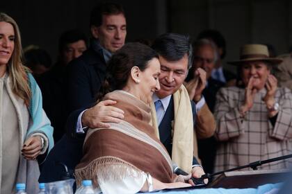 La vicepresidenta de la Nación, Gabriela Michetti, junto al presidente de la SRA, Daniel Pelegrina