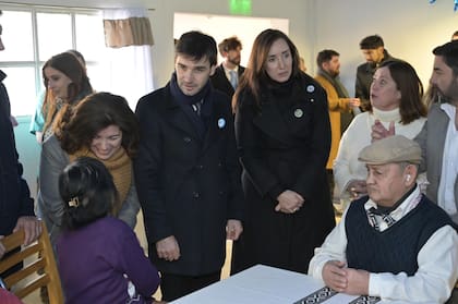 La vicepresidenta de la Nación, Victoria Villarruel, fue recibida por el gobernador Ignacio Torres y participará de los actos culturales y comunitarios de la localidad chubutense.