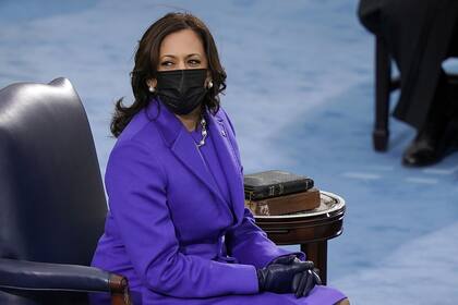 La vicepresidenta Kamala Harris eligió un traje color púrpura, símbolo del bipartidismo para la ceremonia de investidura de Biden