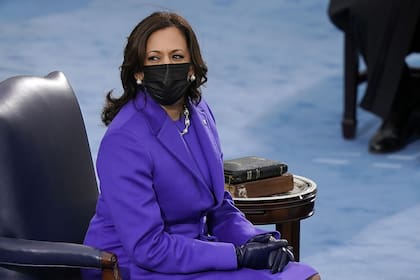 La vicepresidenta electa Kamala Harris eligió un traje color púrpura, símbolo del bipartidismo para la ceremonia de investidura de Biden