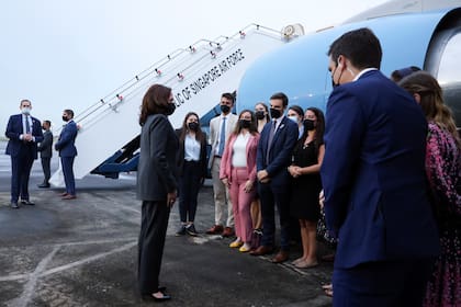 La vicepresidenta estadounidense Kamala Harris parte de Singapur hacia Vietnam, 24 de agosto de 2021. (Evelyn Hockstein/Pool Photo via AP)