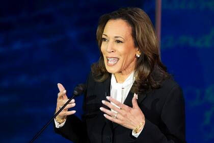 La vicepresidenta estadounidense Kamala Harris, candidata demócrata a la presidencia, habla en un debate con el candidato republicano, el expresidente Donald Trump, en el National Constitution Center, el martes 10 de septiembre de 2024, en Filadelfia. (Foto AP/Alex Brandon)