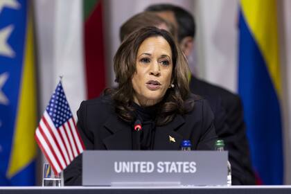 La vicepresidenta estadounidense, Kamala Harris, habla en la sesión plenaria de apertura de la Cumbre de Paz en Ucrania, en Stansstad, Suiza, el sábado 15 de junio de 2024