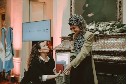 La vicepresidenta Gabriela Michetti le entrega el premio en Villa Ocampo