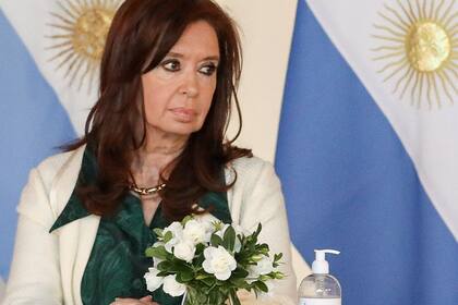 "Ladrona de la Nación Argentina", es el puesto que el motor de búsqueda le asigna a la expresidenta del país
