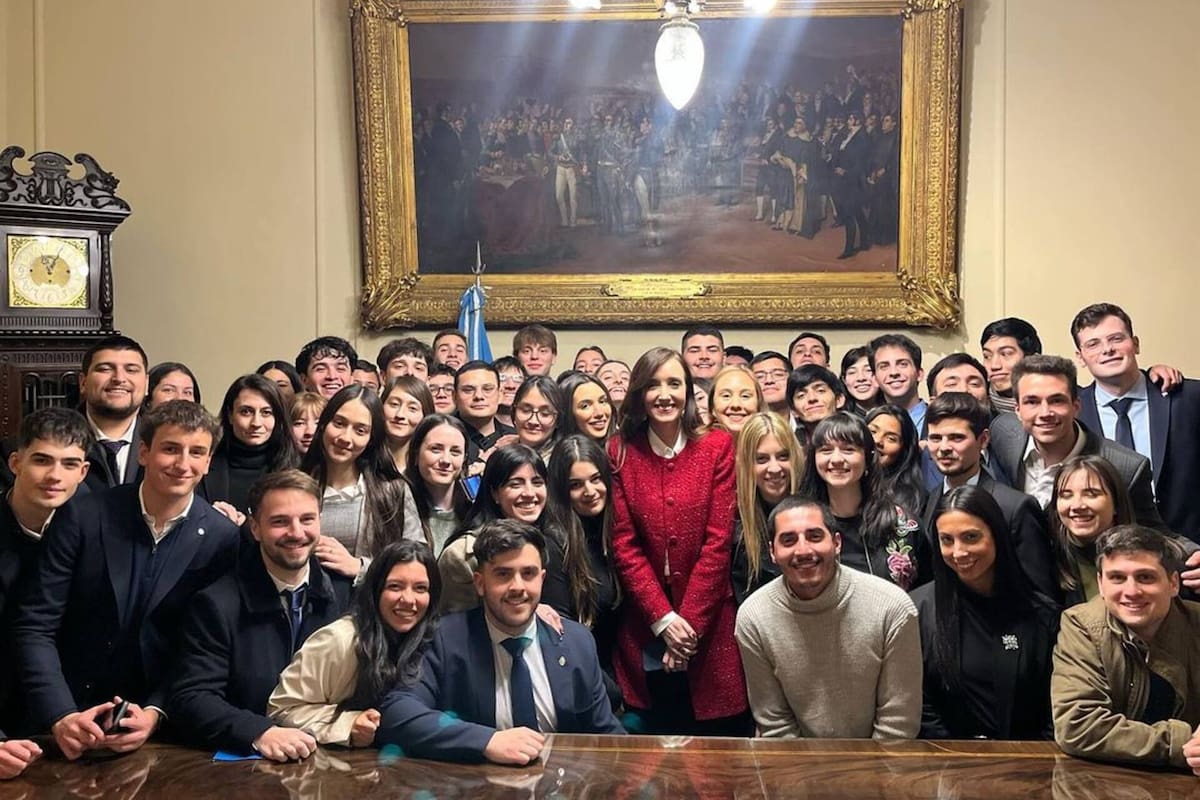 La vicepresidenta, junto a los integrantes de La Derecha Argentina, conocidos como los "villarruelines"