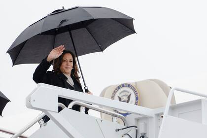 La vicepresidenta Kamala Harris aborda el avión oficial del vicepresidente de Estados Unidos, el lunes 22 de julio de 2024, en la Base de la Fuerza Aérea Andrews, en Maryland. (Erin Schaff/The New York Times via AP, Pool)