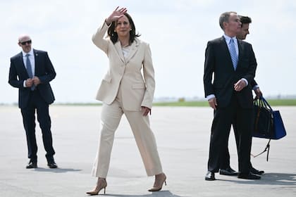 La vicepresidenta Kamala Harris llega al Aeropuerto Internacional de Indianápolis, el miércoles 24 de julio de 2024 en Indianápolis (Brendan Smialowski/Pool via AP)