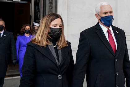 La vicepresidenta Kamala Harris y el exvicepresidente Mike Pence junto con sus cónyuges Karen Pence y Douglas Emhoff se van después de la 59º ceremonia de inauguración presidencial