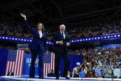 La vicepresidenta Kamala Harris, y su compañero de fórmula, el gobernador de Minnesota Tim Walz, durante un acto esta semana en Filadelfia