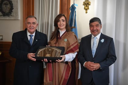 La vicepresidenta Victoria Villarruel junto a Osvaldo Jaldo, gobernador de Tucumán, y Miguel Ángel Acevedo, vicegobernador de la provincia