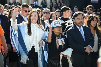 La vicepresidenta Victoria Villarruel y el gobernador Gustavo Sáenz en una procesión religiosa en Salta