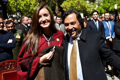 La vicepresidenta Victoria Villarruel y el gobernador Gustavo Sáenz en una procesión religiosa en Salta