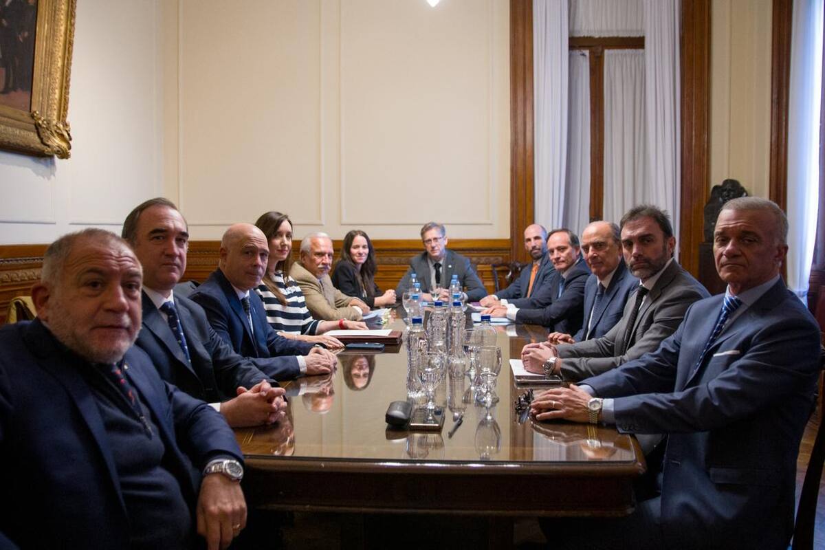 La vicepresidenta, Victoria Villarruel, y el jefe de Gabinete, Guillermo Francos, se reunieron con senadores