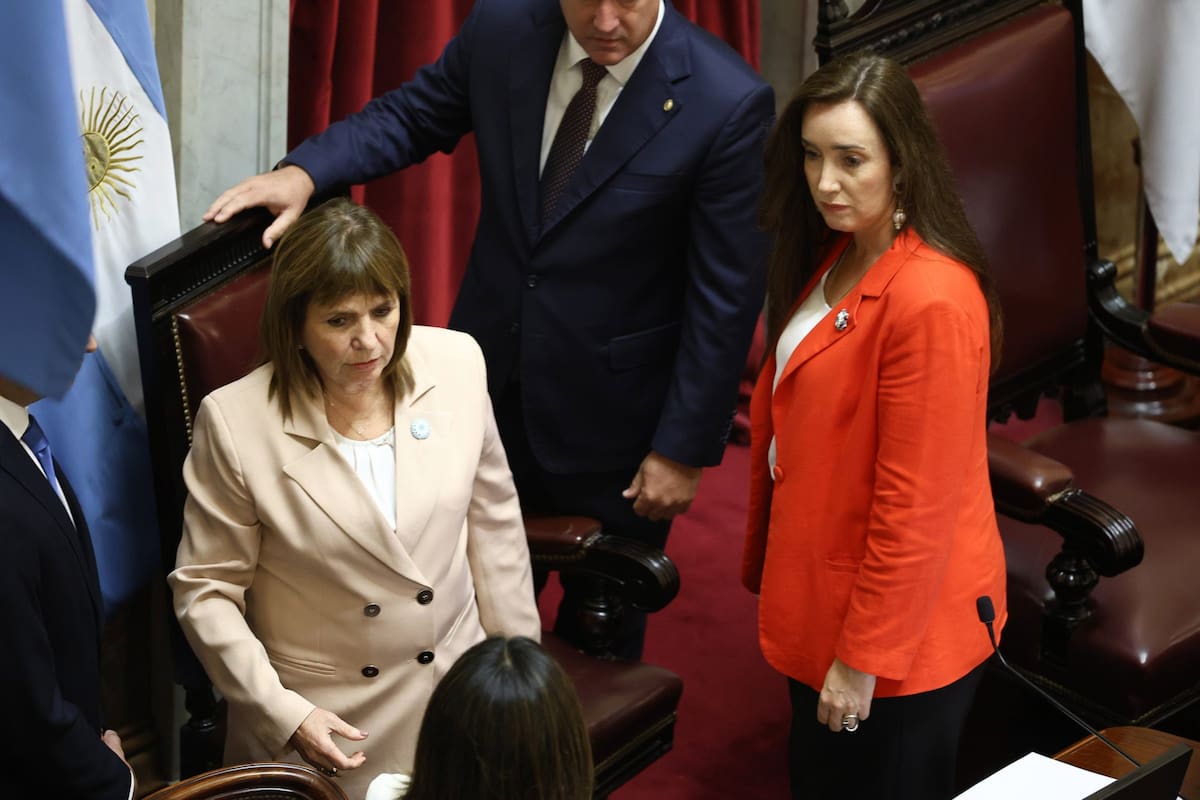 La vicepresidenta Victoria Villarruel y la jefa del bloque de LLA del Senado, Patrica Bullrich, en un llamado aparte previa a la jura de quienes asumen con integrantes de la Auditoria General de la Nación.
24/02/2026.