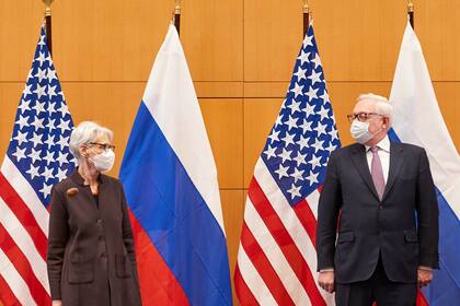 La vicesecretaria de Estado Wendy Sherman, a la izquierda, y el viceministro ruso de Exteriores, Sergei Ryabkov, asisten a conversaciones sobre seguridad en la Misión de Estados Unidos en Ginebra, Suiza, el lunes 10 de enero de 2022. (Denis Balibouse/Pool via AP)