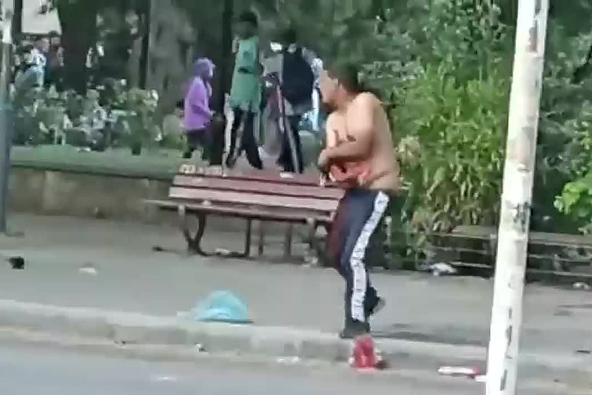 La víctima, con una importante hemorragia en el brazo derecho, fue asistida en principio por algunos de quienes estaba en sus cercanías y luego por un equipo de emergencias médicas que lo trasladó en ambulancia al Hospital Interzonal General de Agudos