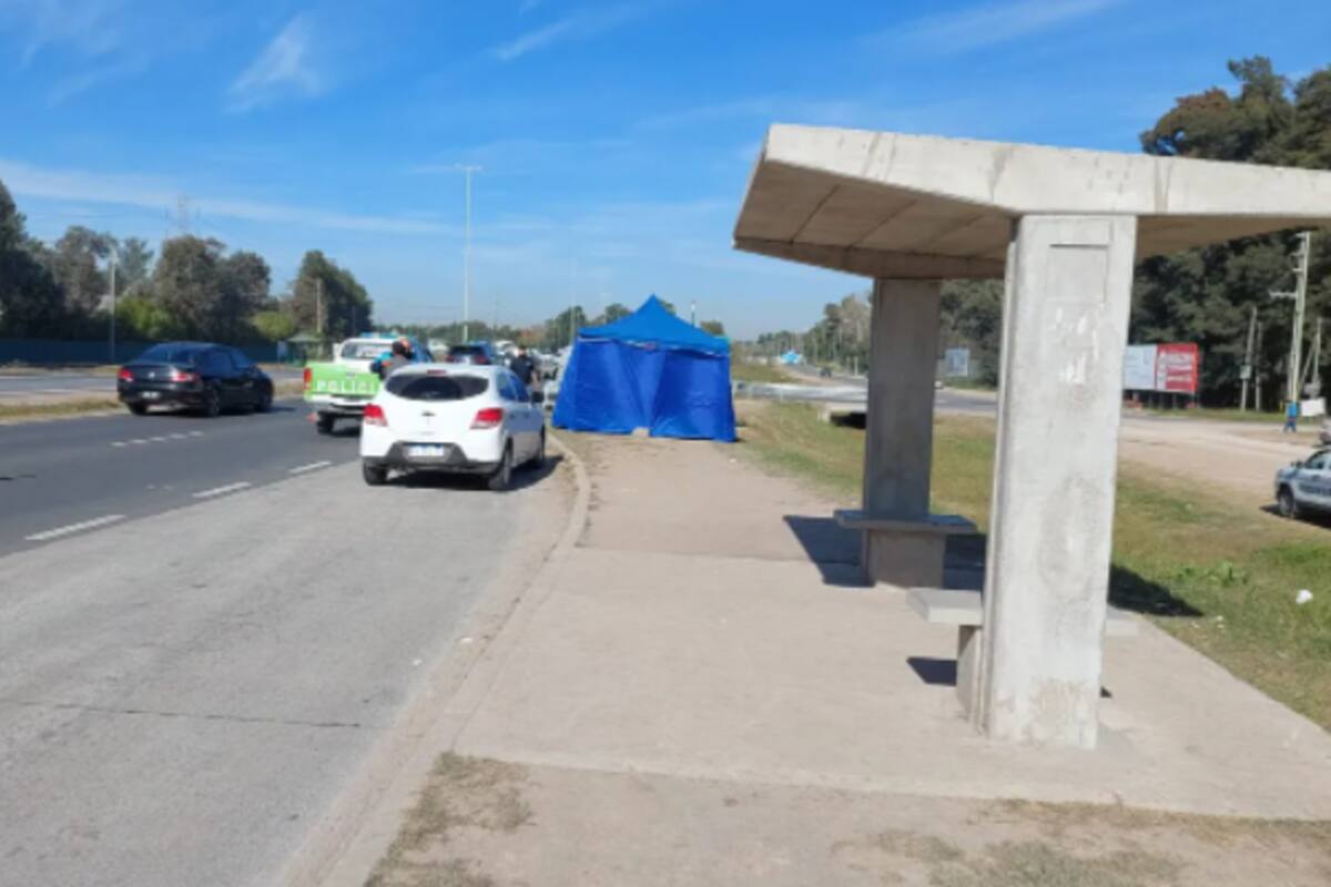 La víctima esperaba el colectivo cuando fue impactado por una de las ruedas