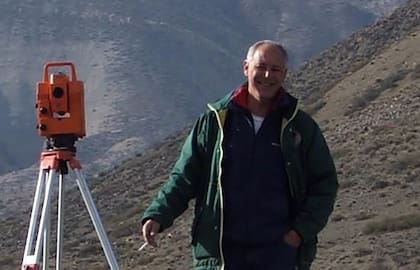 La víctima fatal fue reconocida como José Luis Lucchetti (63), oriundo de Neuquén, quien transitaba por el lugar junto a otro vecino conocido de Villa Regina, Domingo "Mingo" Vallejos