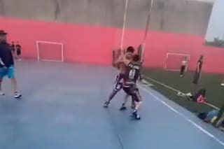 Le pegaron una patada en la cabeza cuando estaba en el piso y lo dejaron inconsciente