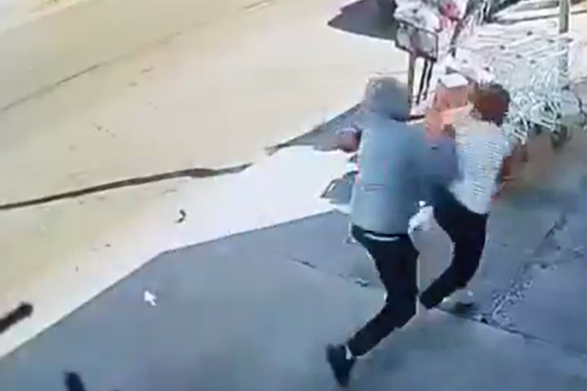 La víctima intentó evitar el robo, pero uno de los ladrones la tiró al piso y golpeó en la cabeza