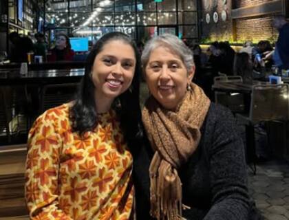 La víctima junto con su hija, estudiante de la carrera de Medicina en la Universidad de Buenos Aires (UBA)