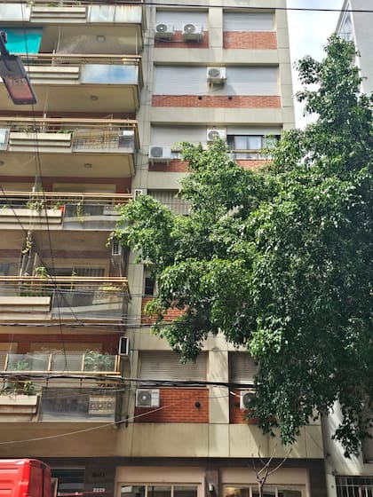 La víctima, Lucía Martínez, vivía sola en el departamento A del cuarto piso del edificio de la calle Bucarelli 2229, en Villa Urquiza