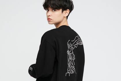 "La Victoria de Samotracia", estampada en buzos y remeras