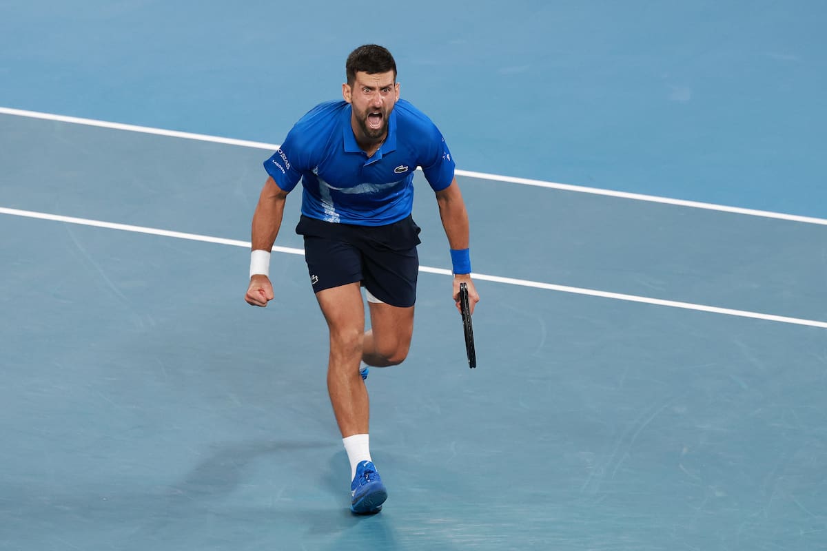 La victoria sobre Alcaraz ya está en sus manos, y Novak Djokovic emprende la carrera de la celebración
