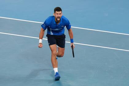 La victoria sobre Alcaraz ya está en sus manos, y Novak Djokovic emprende la carrera de la celebración