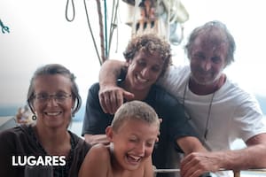 La vida a bordo de la Goleta Gringo: Bárbara y Fernando, junto a dos de sus hijos, Juan y Aquiles.