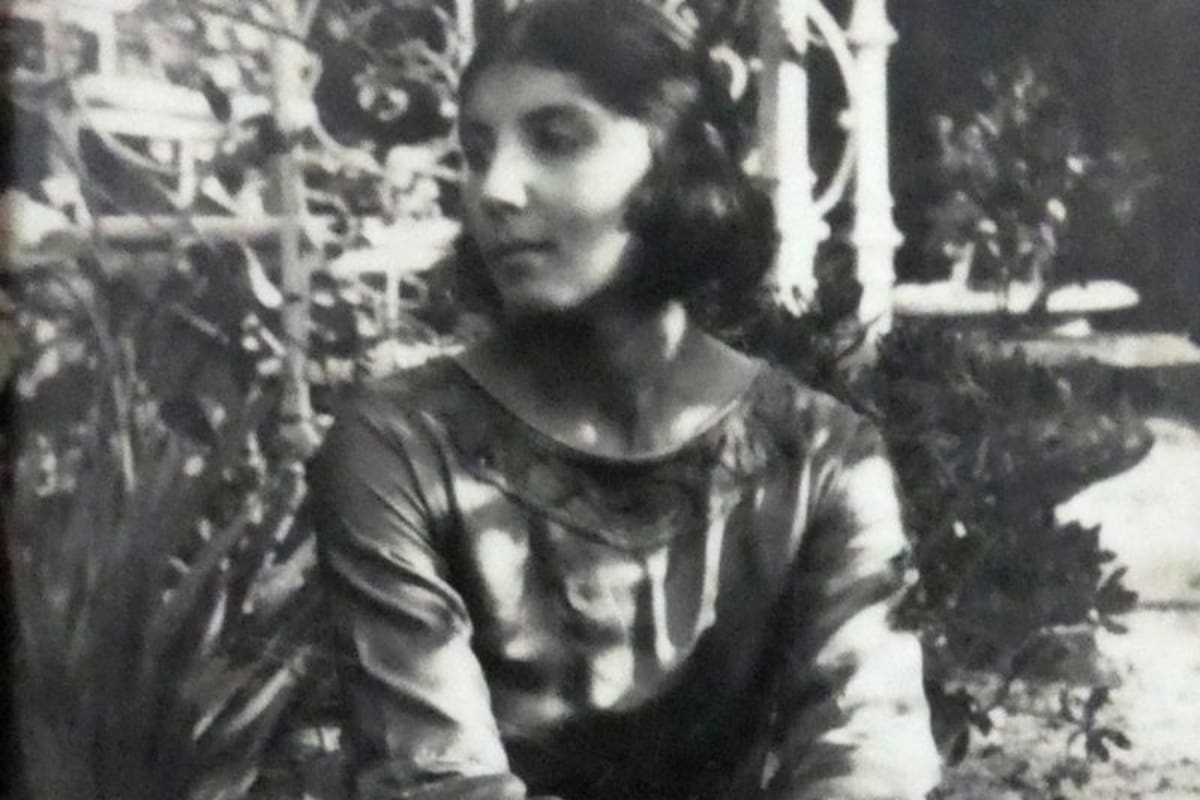 La vida de Dorothy cambió por completo en 1904, cuando —junto con sus hermanos, Bertie y Neil— fue enviada a Londres para su escolarización, solo tenía diez años