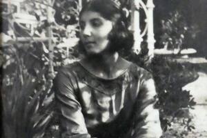 La vida de Dorothy cambió por completo en 1904, cuando —junto con sus hermanos, Bertie y Neil— fue enviada a Londres para su escolarización, solo tenía diez años
