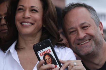 La vida de Emhoff había estado completamente alejada de la política hasta que conoció a Kamala Harris hace poco más de siete años