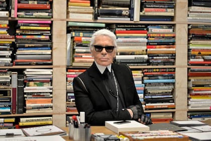 Murió en París, a los 85 años; desde 1983 fue el director creativo de la marca que ayudó a renovar, Chanel