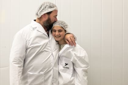 "La vida de la empresa está relacionada con la historia de la familia", dice Carlos, que en la foto posa junto a su hija mayor.