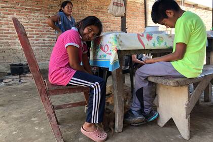 La vida de la familia transcurre, principalmente, en el patio, bajo un techito de chapa