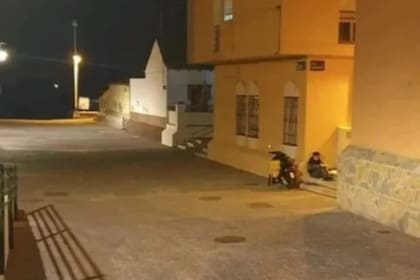 La vida de un repartidor de Glovo cambió cuando se hizo viral en las redes sociales la imagen que lo mostró mientras estudiaba, entre pedido y pedido, debajo de los faroles