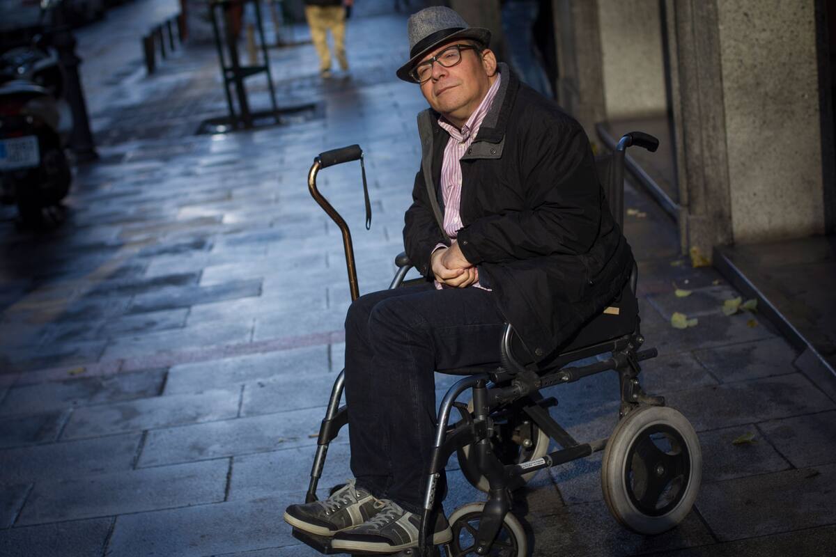 La vida de Willy Ruiz cambió el día que sufrió un infarto cerebral. Al despertar del coma, el mundo que él había conocido era territorio hostil. Cinco años después ha creado la aplicación Mapcesible.