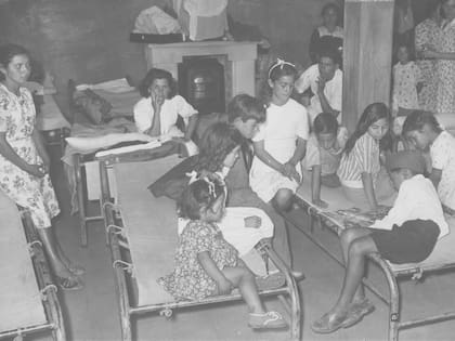 La vida en los refugios, para miles de familias que quedaron sin hogares, tras el terremoto de San Juan (Archivo General de la Nación)
