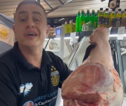 “La vida me hizo laburar con muchos carniceros viejos que sabían todas las mañas, de cómo lavaban la carne con pomelo o con Sprite para realzar el color. Si los pollos no estaban muy frescos me decían que había que lavar en un balde con agua helada con dos papitas de lavandina para quitarle el olor. Un montón de cosas más que yo no podía creer y, que cuando sos empleado la tenés que hacer”, detalla