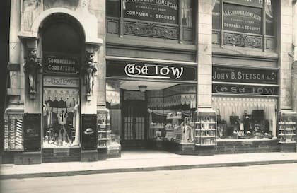 La vidriera de Casa Tow en la Galería Güemes donde nació.