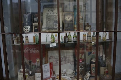 La vidriera, llena de envases antiguos