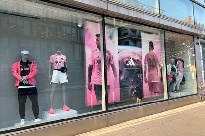 La vidriera principal de la tienda de Adidas del SoHo neoyorquino, con la nueva camiseta de Lionel Messi