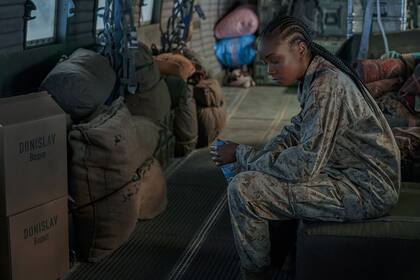 Kiki Layne, como la soldado Nile Freeman